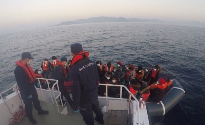 Yunanlıların denize bıraktığı 32 mülteciyi Türk Sahil Güvenliği kurtardı