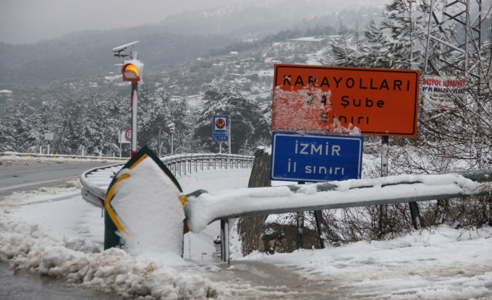 1 Nisan şakası gibi: İzmir’e kar yağdı