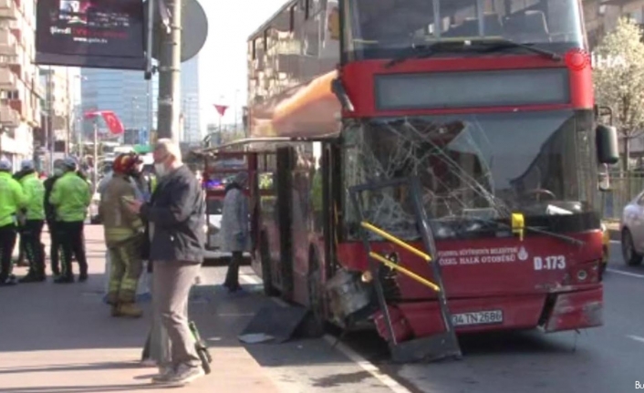 Beşiktaş’da çift katlı halk otobüsü tünel içerisinde bariyerlere ok gibi saplandı