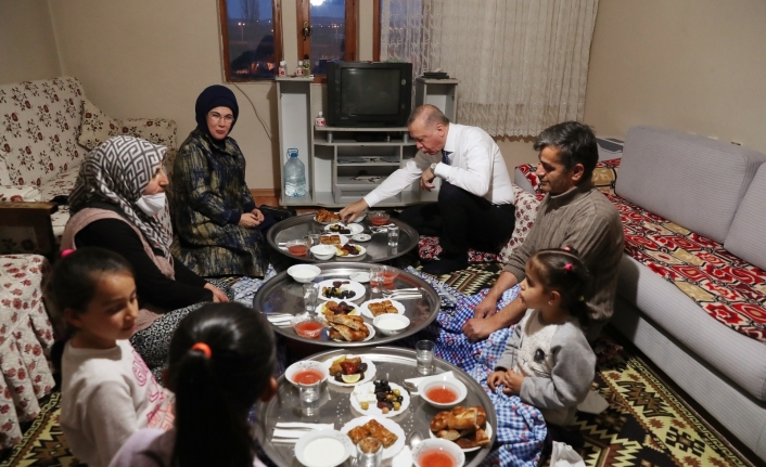 Cumhurbaşkanı Erdoğan ve eşi Emine Erdoğan, iftarda bir vatandaşın evine konuk oldu
