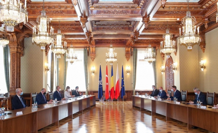 Dışişleri Bakanı Çavuşoğlu, Romanya Cumhurbaşkanı Iohannis ile bir araya geldi