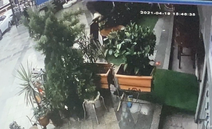 İstanbul’da gasp şüphelisi polis baskınından kaçarken çatıdan düştü