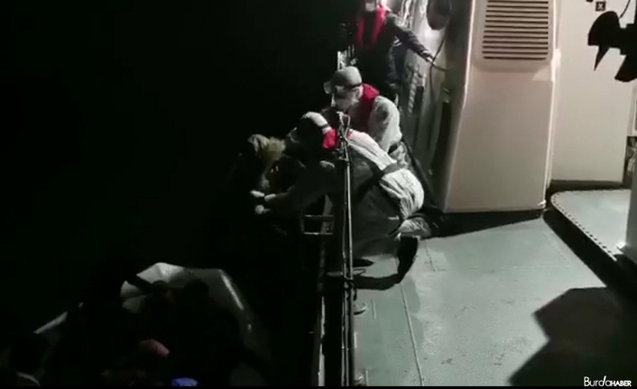 İzmir’de 22 düzensiz göçmen kurtarıldı