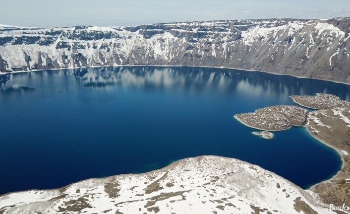 Nemrut Krater Gölü’nün karlı görüntüsü büyülüyor