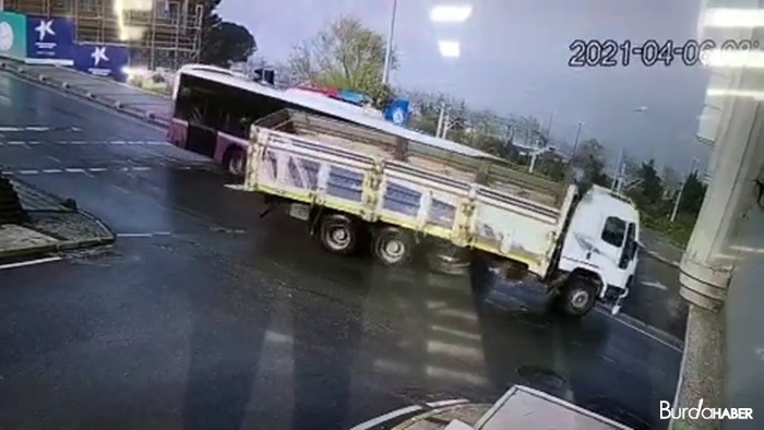Yolcu otobüsü ile kamyonun çarpıştığı kaza güvenlik kamerasında