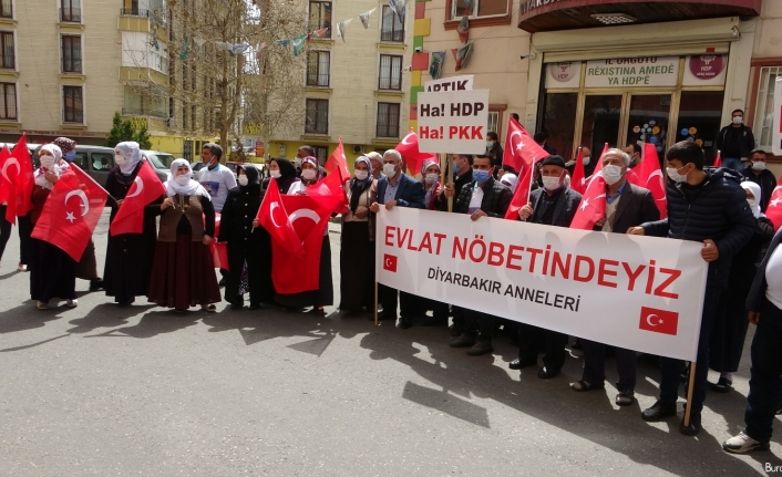 Yüreği yanık 2 aile daha HDP önündeki evlat nöbeti eylemine katıldı