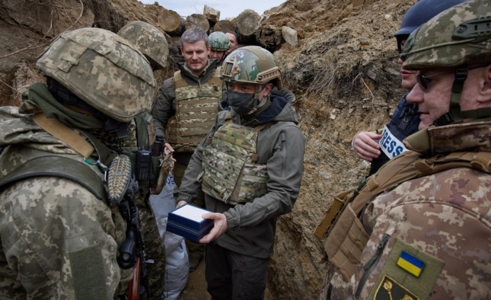 Zelenskiy, gerilimin hakim olduğu Donbass’ta askerlerle bir araya geldi