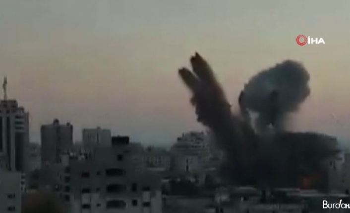 İsrail, Gazze’de medya ofislerinin bulunduğu 12 katlı binayı vurdu
