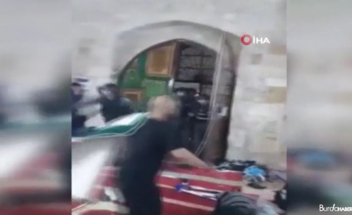 İsrail güçlerinin Mescid-i Aksa’ya saldırı anı kamerada