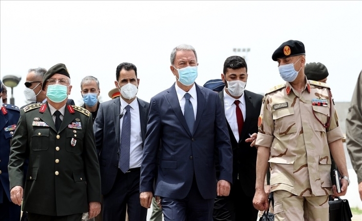Milli Savunma Bakanı Akar Libya’daki Mehmetçik ile bir araya geldi