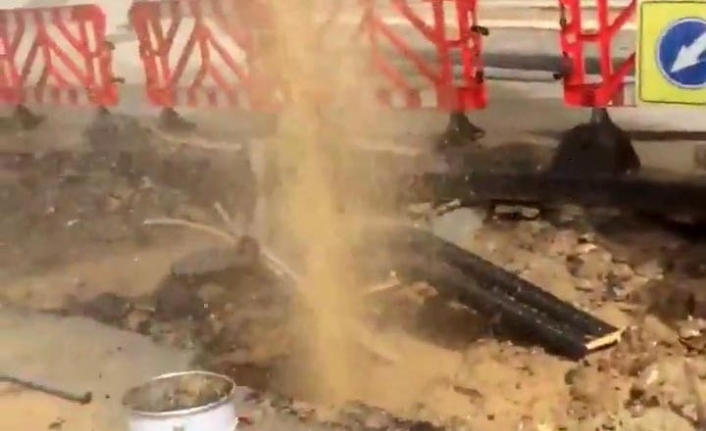 Üsküdar’da çalışma esnasında su borusu patladı, fışkıran su apartman boyuna ulaştı