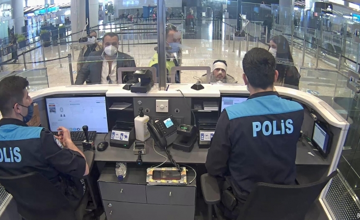 VİP göçmen kaçakçılığı pasaport polisine takıldı: 3 gözaltı