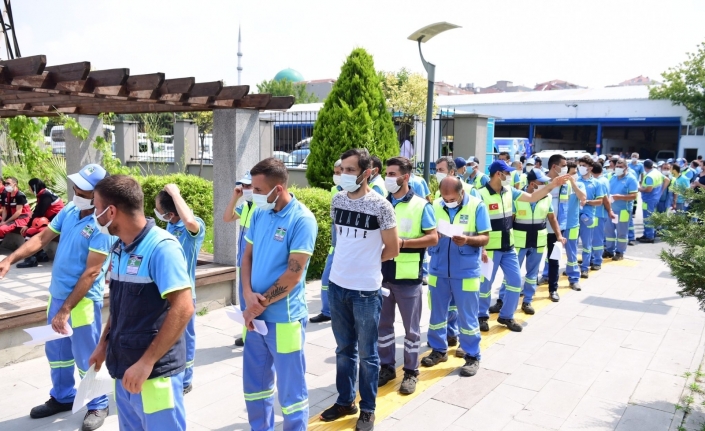 Bahçelievler’de seyyar aşı uygulaması ile sahada çalışan belediye personeli aşı oldu