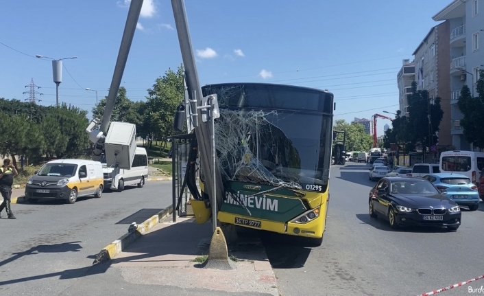 Eyüpsultan’da İETT otobüsü MOBESE direğine çarptı