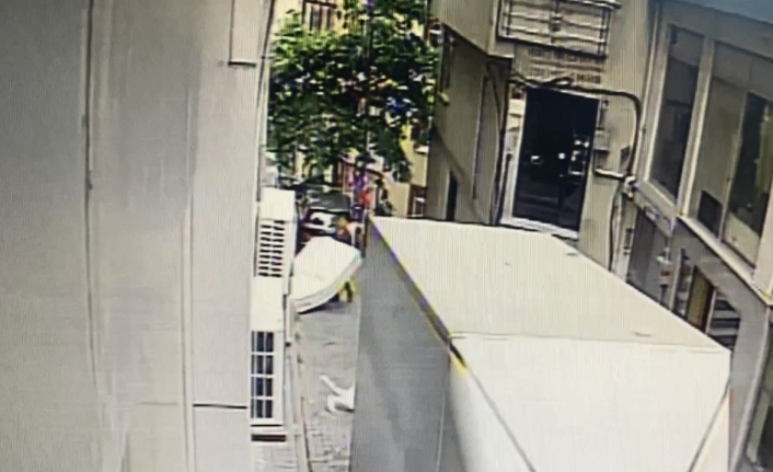 İstanbul’da dehşet anları: Genç kız kendini balkondan aşağıya attı
