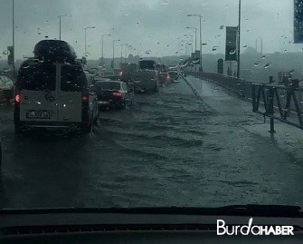 İstanbul’da sağanak yağmur bazı yolları göle çevirdi