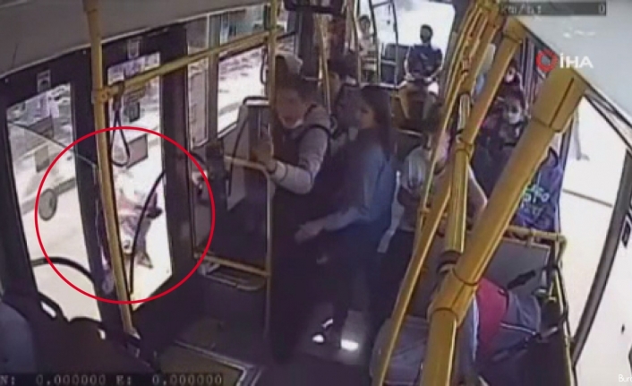 Rusya’da annesinin kucağındaki bebeğin bacağı otobüsün kapısına sıkıştı