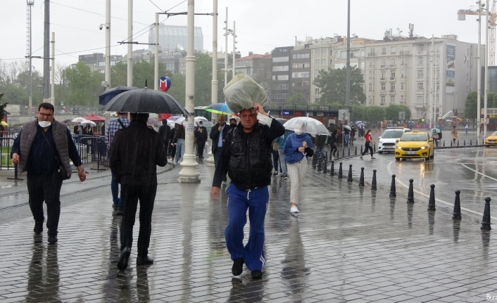 Taksim’de etkili olan sağanak yağmur ve rüzgar vatandaşlara zor anlar yaşattı