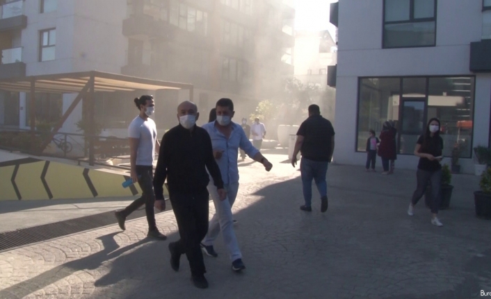 Ümraniye’de sitede yangın çıktı, vatandaşlar tahliye edildi