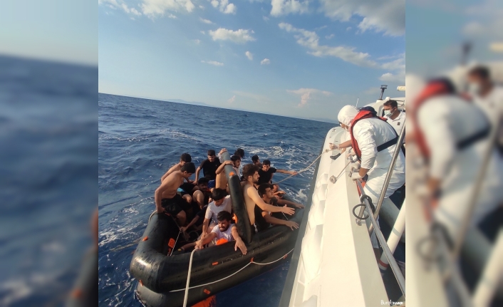 Yunanlıların ölüme terk ettiği 100 düzensiz göçmen kurtarıldı