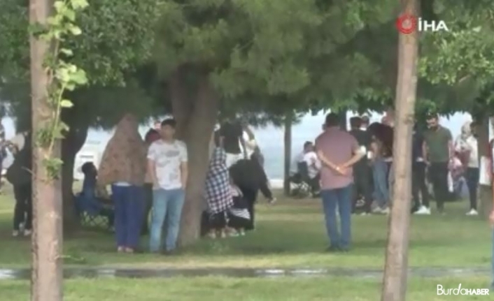 Bakırköy Sahili’nde piknikçiler yağmura yakalandı