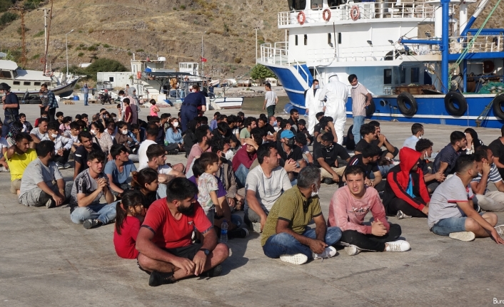 Çanakkale’de balıkçı teknesine operasyon: 231 düzensiz göçmen yakalandı