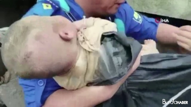 Çin’i vuran selde çöken evin altında kalan bebek sağ olarak çıkarıldı