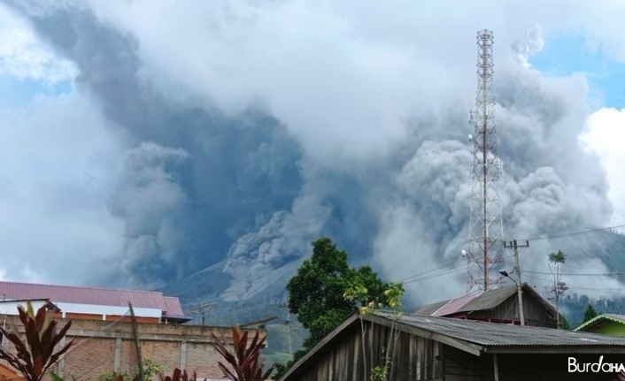 Endonezya’da yanardağ patladı