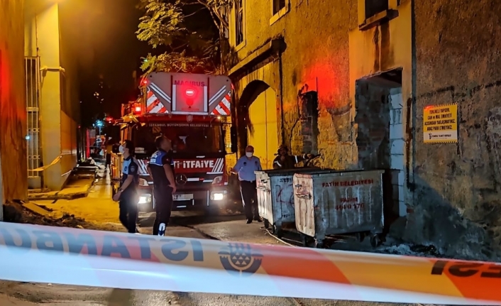 Fatih’te çöken 3 katlı metruk binadan 1 kişi sağ çıkarıldı