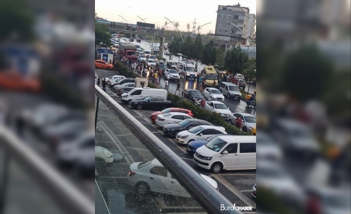 Gaziosmanpaşa’da bir kamyon, içinde yolcu bulunan minibüse çarptı