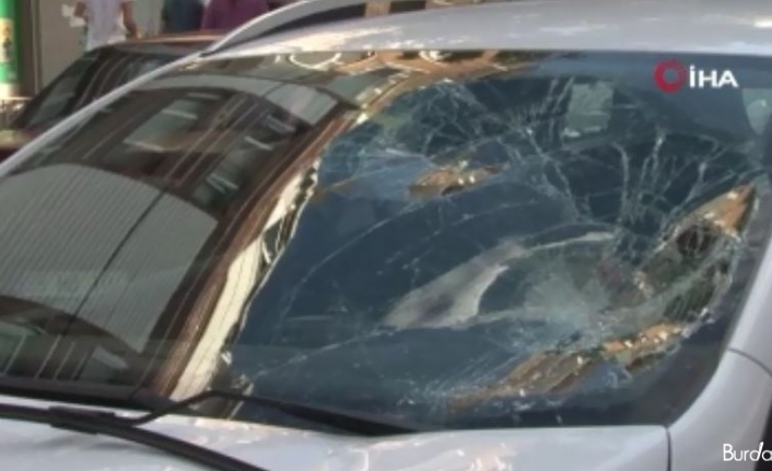 Gaziosmanpaşa’da otomobil karşıya geçen yayalara çarptı: 1’i ağır 3 yaralı
