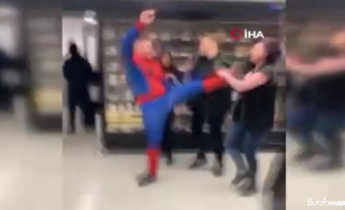 İngiltere’de örümcek adam kostümlü şahıs süpermarkettekilere saldırdı