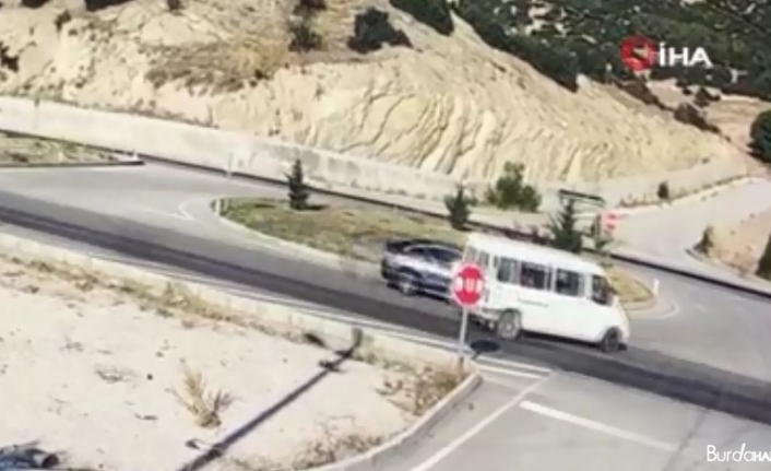 Isparta’da otomobille çarpışan minibüs ikiye bölündü: 3 yaralı