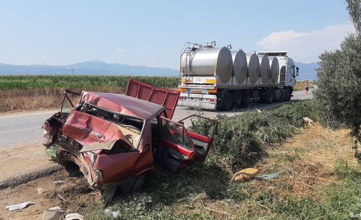 İzmir’de tır otomobili metrelerce sürükledi: 3 yaralı