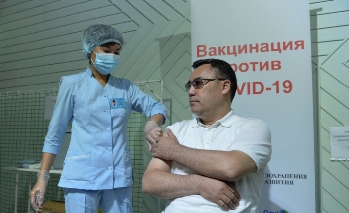 Kırgızistan Cumhurbaşkanı Caparov Covid-19 aşısı oldu