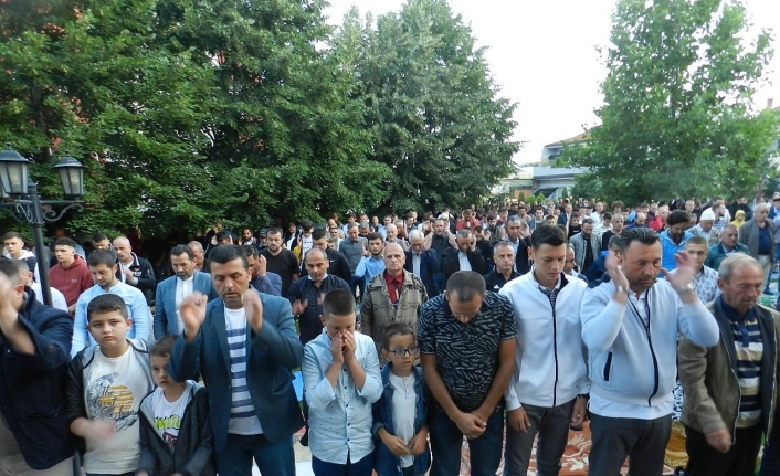 Kosova’da yüzlerce Müslüman Kurban Bayramı namazını kıldı
