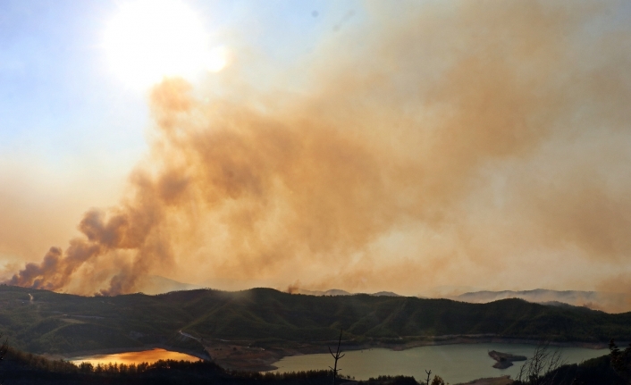 Manavgat’ta ormanlık alandaki yangına havadan ve karadan müdahale sürüyor