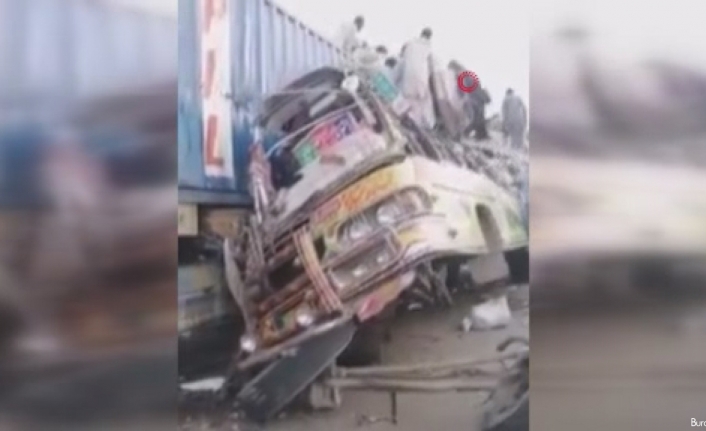 Pakistan’da otobüs kazası: en az 27 ölü, 30 yaralı