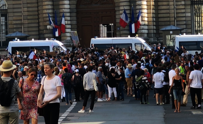 Paris’te aşı karşıtlarından Senato önünde protesto