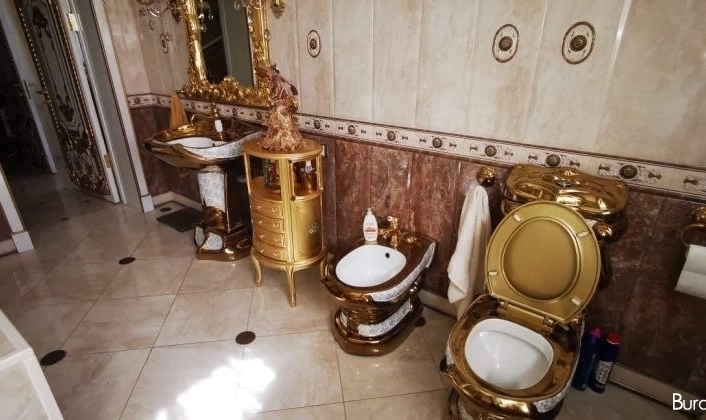Rus trafik polisinin evinden altın kaplama tuvalet çıktı