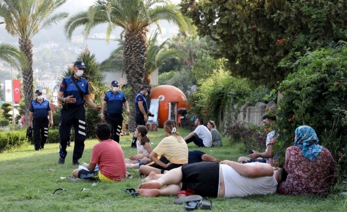 Zabıta ekipleri park ve refüjlerde tatil yapanları uyardı, uymayanlara ceza yazdı