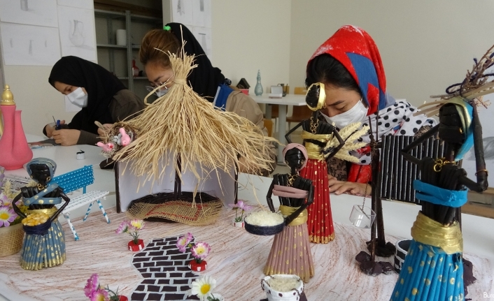 Afgan 3 kız kardeş geri gönderme merkezinde el sanatı yapıyor