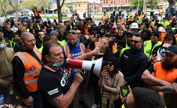 Avustralya’da inşaat işçilerinin aşı karşıtı protestosu nedeniyle şantiyeler kapatıldı
