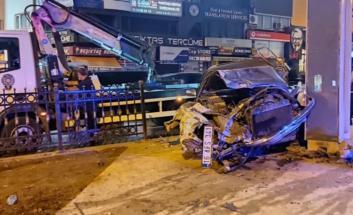 Beşiktaş’ta demir korkuluklara çarpan otomobil hurdaya döndü