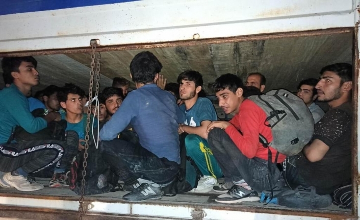 Çimento torbalarının altından 78 Afgan göçmen çıktı