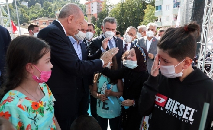 Cumhurbaşkanı Erdoğan’ın yanına geçebilmek için göz yaşlarını tutamadı