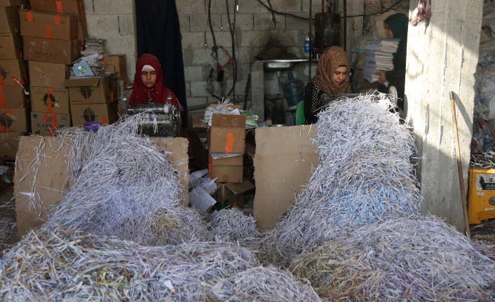Evlerinden edilen Suriyeli kadınlar, “ilkel” karton geri dönüşüm fabrikasında çalışıyor