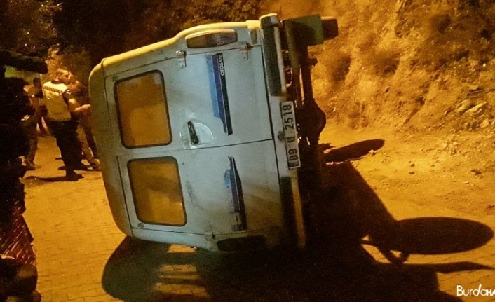 Freni boşalan minibüs devrildi: 4 yaralı