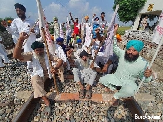 Hindistan’da çiftçiler yeni tarım yasasını protesto etti