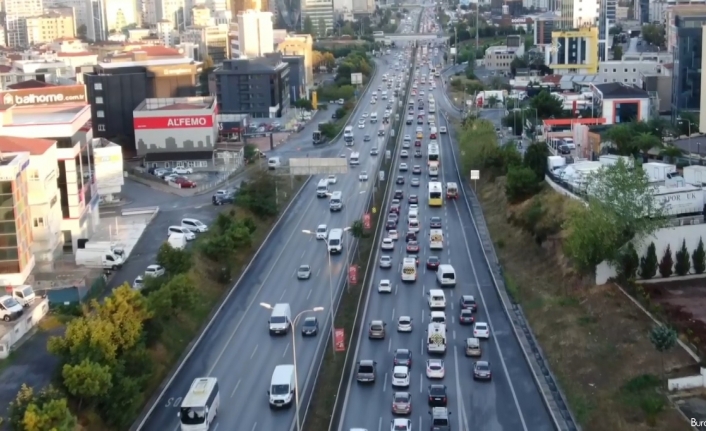 İstanbul’da haftanın son iş gününde trafik yoğunluğu erken başladı